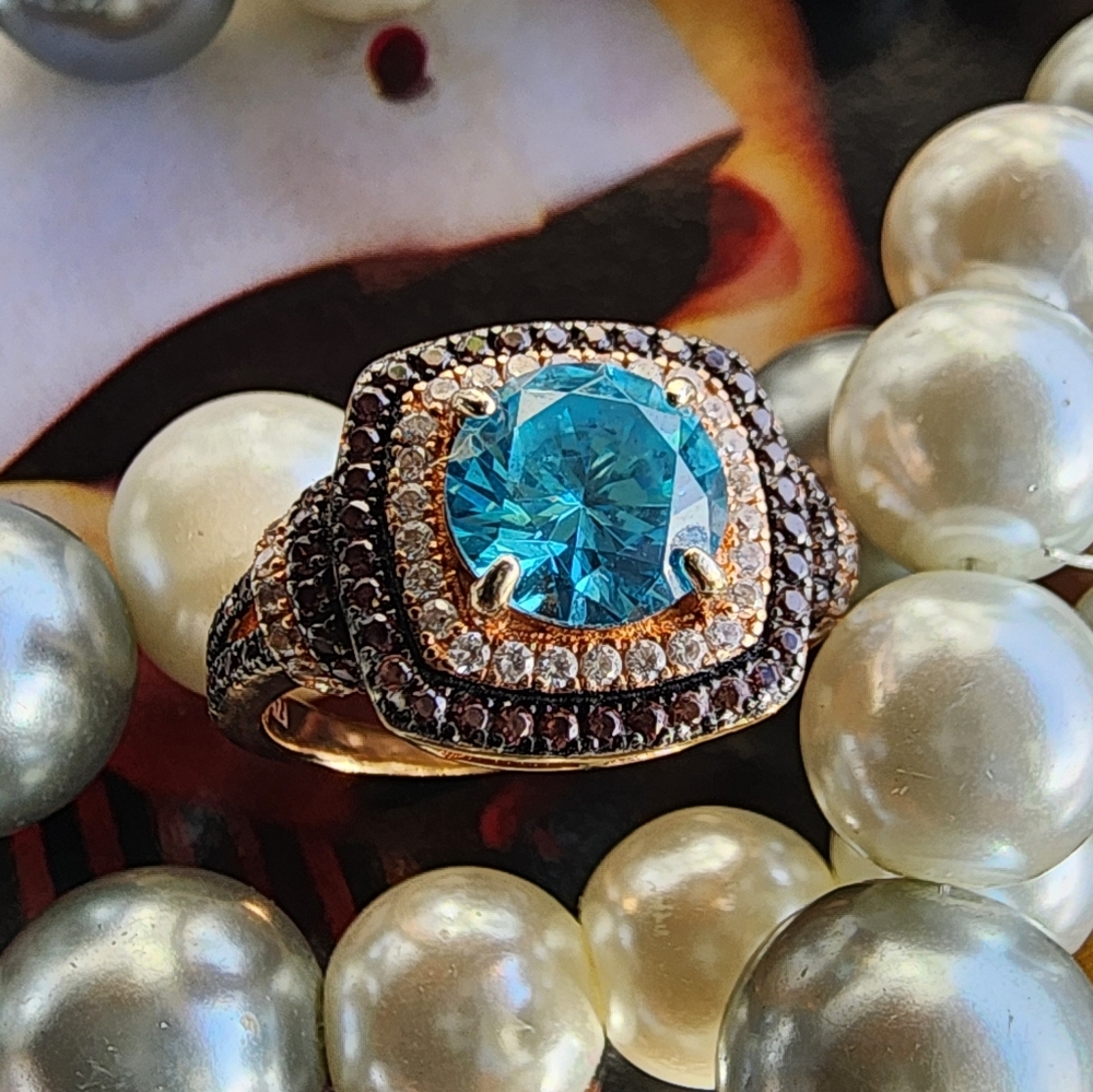 Elegant Blue and Gold Women's Ring